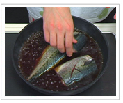 さばを煮る