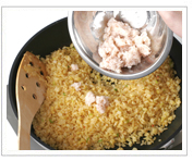 かにを缶汁ごと加える