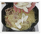 ねぎを加えて炒める