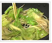 野菜を炒める