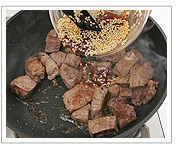 牛肉を焼く