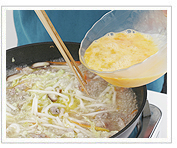 溶き卵を回し入れる