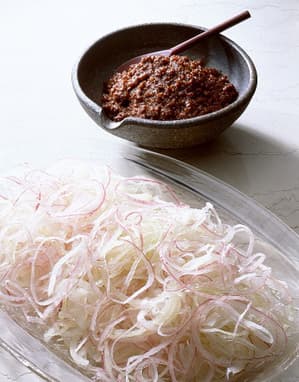 玉ねぎの肉みそサラダ