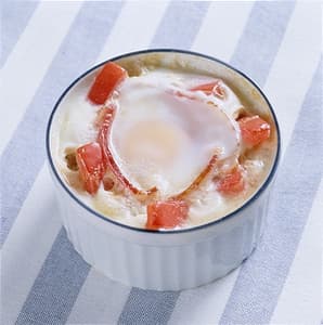 トマトとベーコンのココット