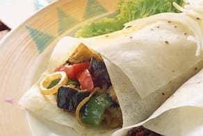 野菜カレーあん入り春巻きのタコス風