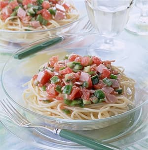 冷たいスパゲティ野菜ソース