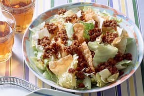 ギョウザの皮とレタスのそぼろサラダ