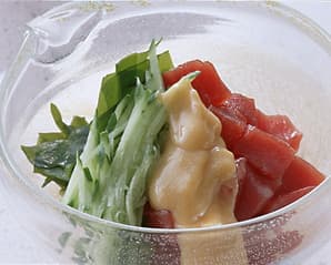 まぐろの刺し身とわかめときゅうりの酢みそかけ