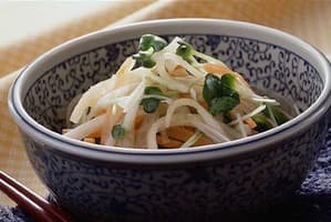 大根とにんじんのごま風味あえ