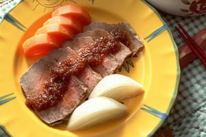 ゆで豚のホットソースかけ