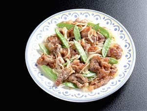 カリカリ豚肉ときぬさやの炒め煮