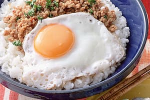 にんにく風味のそぼろ丼