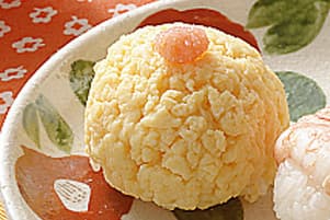 いり卵＋たらこの手まりずし