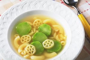 マカロニとブロッコリーの茎のスープ