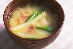 ベーコンとじゃがいものみそ汁