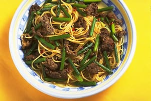 牛肉とにんにくの茎のスパゲティ