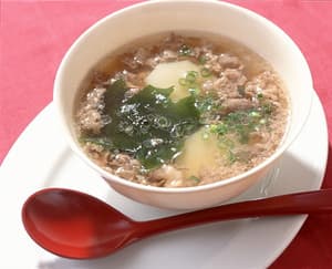 じゃがいもとわかめの牛肉スープ
