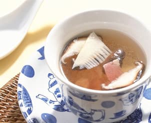 たけのこ、ハム、しいたけの中国風スープ
