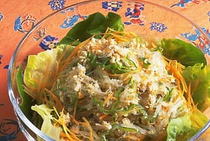 鶏ひき肉入りタイ風春雨サラダ