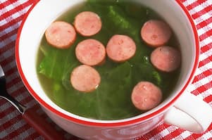 レタスとソーセージのスープ