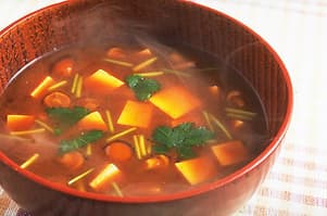 豆腐となめこのみそ汁