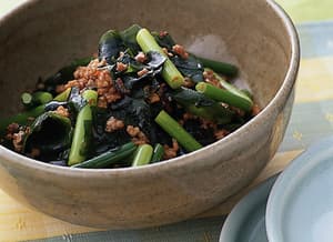 わかめとにんにくの茎の豚そぼろ炒め