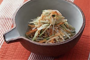 せん切り野菜のごま風味サラダ