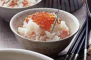 焼き鮭とイクラの親子おこわ