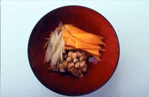 納豆、にんじん、ごぼうのみそ汁