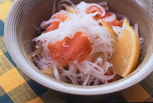 スモークサーモンと大根のサラダ