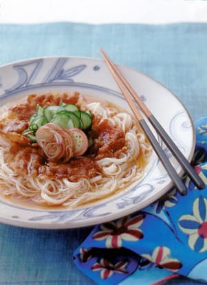 カリカリ豚肉のせそうめん
