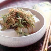 ごま豆腐のアスパラじゃこソースかけ