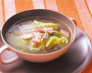 白菜とベーコンのコンソメスープ