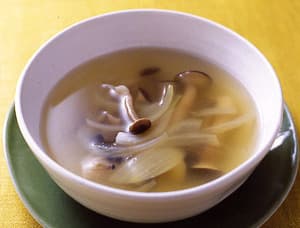 しめじと玉ねぎのコンソメスープ