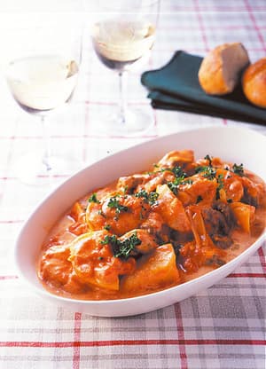 里いもと牛肉のトマトクリーム煮