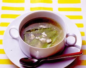 きぬさやと鶏ひきの中華風スープ