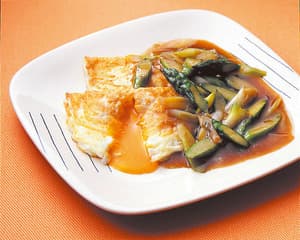 半月卵のアスパラあんかけ