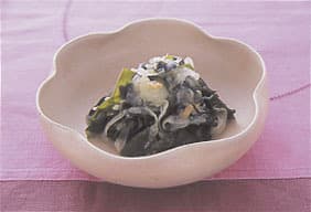 わかめと玉ねぎの梅風味サラダ