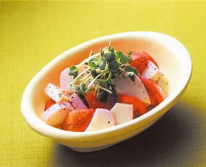 トマトとかまぼこのサラダ