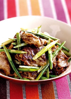 牛肉とにんにくの茎のごまだれ炒め