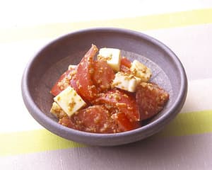 トマトとチーズのごまあえ