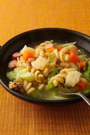 豆とソーセージのスープパスタ