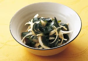 新玉ねぎとわかめのポン酢あえ