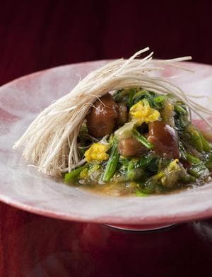 せりとなめこ、菊のみぞれあえ