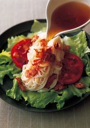 ベーコンレタストマトのぶっかけそうめん