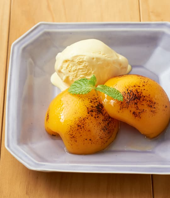あぶり黄桃のアイス添え