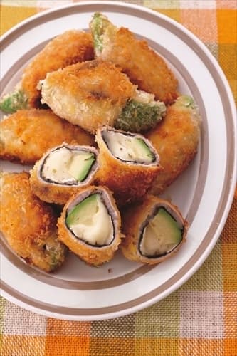 チーズとアボカドの豚肉ロールフライ