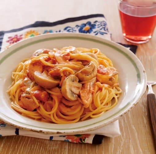 マッシュルームと秋鮭のトマトクリームパスタ