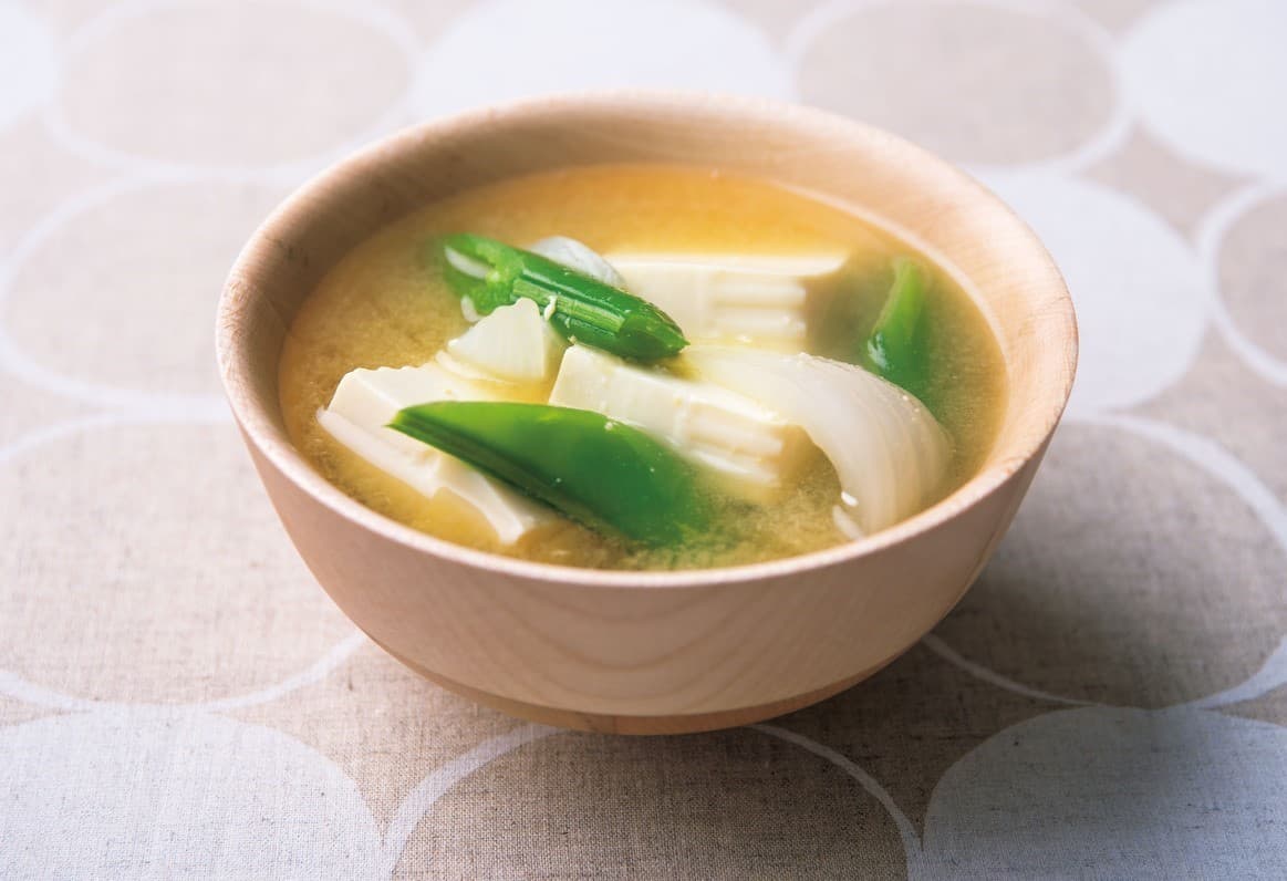 スナップえんどうと豆腐のみそ汁