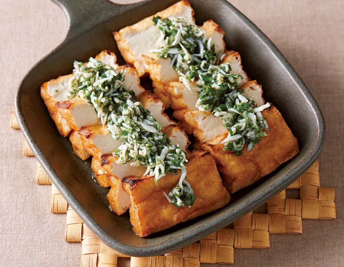 焼き厚揚げ　しそしらすソース